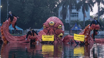 Hiii! Ada Boneka Gurita Raksasa di Kolam Bundaran HI
