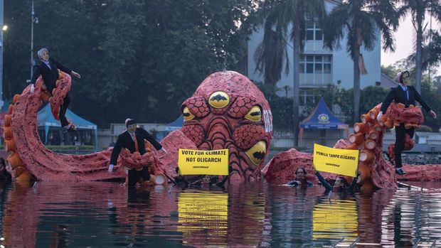 Sejumlah aktivis Greenpeace Indonesia membawa boneka gurita raksasa saat menggelar aksi kampanye tanpa oligarki di Bundaran Hotel Indonesia (HI), Jakarta, Jumat (6/10/2023). Dalam aksinya mereka mendesak para capres-cawapres memiliki komitmen yang serius dan konkret untuk berpihak kepada rakyat dan melepaskan diri dari agenda-agenda oligarki. ANTARA FOTO/Muhammad Adimaja/nym.