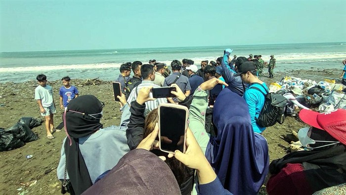 Grup Pandawara ikut turun bersihkan pesisir Pantai Loji Sukabumi, Jumat (6/10/2023).