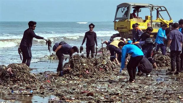 Grup Pandawara ikut turun bersihkan pesisir Pantai Loji Sukabumi, Jumat (6/10/2023).