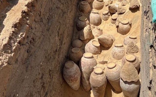 Ratusan Guci Anggur Berusia 5.000 Tahun Ditemukan di Mesir