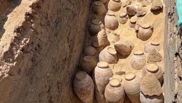 Ratusan Guci Anggur Berusia 5.000 Tahun Ditemukan di Mesir
