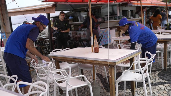 Horor Penembakan di Pantai Rio Brasil, 3 Orang Tewas Police leave the food and bar kiosk
