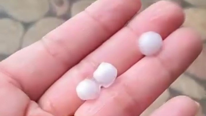 Hujan es di Kerinci, Jambi.