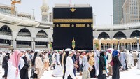 Pemerintah Arab Saudi beberapa kali mengeluarkan peraturan untuk jemaah umrah. Salah satunya aturan terkait pakaian wanita yakni harus lebar dan longgar, menutupi seluruh tubuh, dan tidak boleh memiliki elemen dekoratif apa pun.