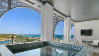 Sebuah tempat spa privat juga terlihat di kondominium tersebut. Lokasinya berhubungan langsung dengan kamar utama. Spa itu memiliki televisi dan area bersantai yang terhubung langsung dengan pemandangan Laut Bahama.  