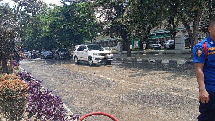 Jalan Dr Mansyur yang sebelumnya dipenuhi tanah disiram dan dibersihkan. (Rindi Antika/detikSumut)