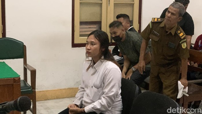 Jihan saat disidang di PN Medan (Raja Malo Sinaga/detikSumut)
