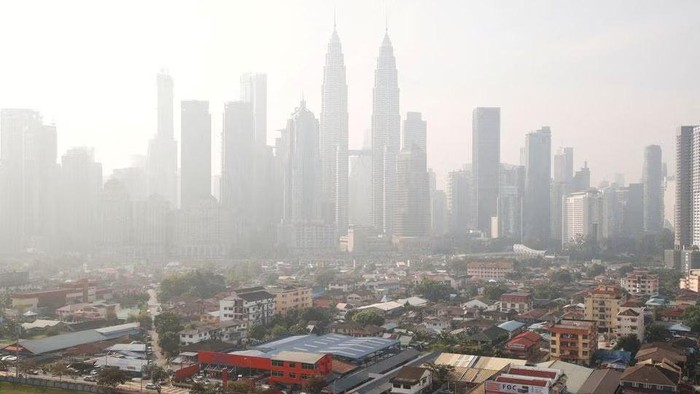 A view shows the city shrouded by haze in Kuala Lumpur, Malaysia October 3, 2023. REUTERS/Hasnoor Hussain/File photo Acquire Licensing Rights