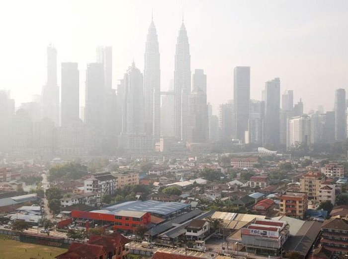 A view shows the city shrouded by haze in Kuala Lumpur, Malaysia October 3, 2023. REUTERS/Hasnoor Hussain/File photo Acquire Licensing Rights