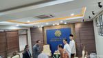 Potret Kaesang Pakai Tas Boneka Saat ke Kantor PP Muhammadiyah Jogja