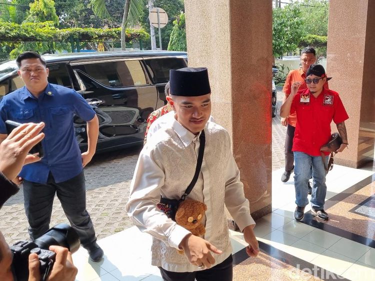 Potret Kaesang Pakai Tas Boneka Saat ke Kantor PP Muhammadiyah Jogja
