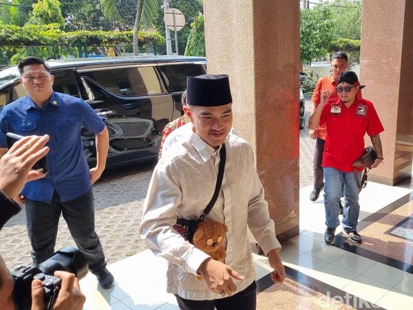 Potret Kaesang Pakai Tas Boneka Saat ke Kantor PP Muhammadiyah Jogja