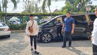 Kaesang datang bersama Sekretaris Jenderal PSI Radja Juli Antoni dan beberapa kader PSI. Foto: Pradito Rida Pertana/detikJogja 