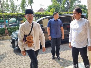 Pagi-pagi Kaesang Datangi Kantor PP Muhammadiyah Jogja Pakai Tas Boneka