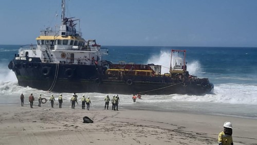 Kapal pemasang pipa tailing terdampar di Pantai Swiss, Sumbawa Barat, NTB, Kamis (5/10/2023).