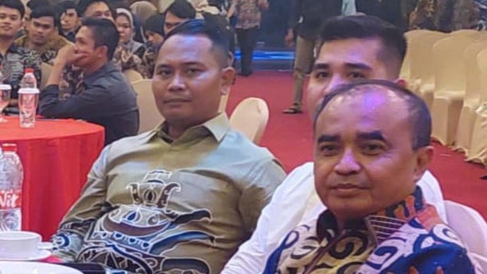 Kapolres Kuantan Singingi, AKBP Pangucap duduk bersanding dengan tersangka tindak pidana kehutanan bernama Aldiko