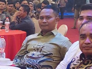 Beredar Foto Kapolres Kuansing Duduk Bareng Tersangka Kehutanan