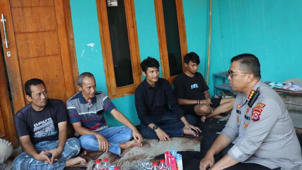 Kapolresta Serang Kota Kombes Sofwan Hermanto jenguk warga korban penyerangan geng motor