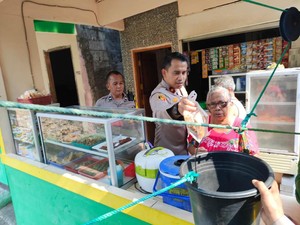 Jumat Curhat, Kapolsek Mampang Pasang Spanduk Waspada Curanmor di Warung Kerek