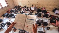 Kegiatan belajar mengajar (KBM) dengan kondisi tanpa meja kursi di sekolah tersebut sudah berlangsung lebih dari dua tahun karena kekurangan ruangan kelas.  