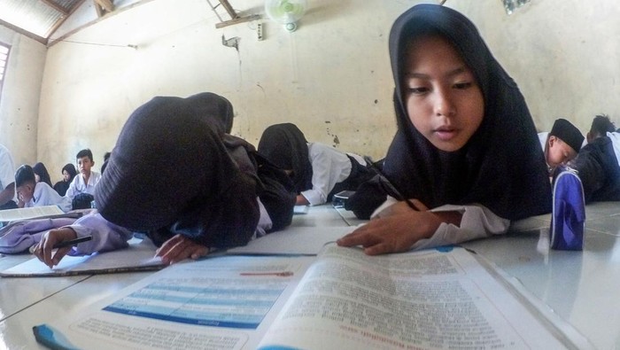Kasihan, Siswa SD di Rumpin Bogor Belajar di Lantai Sejumlah siswa kelas IV SDN Cidokom 02 mengikuti kegiatan belajar di lantai ruangan musholla di Rumpin, Kabupaten Bogor, Jawa Barat , Jumat (6/10/2023). Kegiatan belajar mengajar (KBM) dengan kondisi tanpa meja kursi di sekolah tersebut sudah berlangsung lebih dari dua tahun karena kekurangan ruangan kelas sehingga ruang laboratorium dan musholla digunakan sebagai kelas untuk menampung total 494 siswa. ANTARA FOTO/Yulius Satria Wijaya/nym.