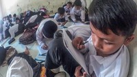 Saat ini ruang laboratorium dan musala digunakan sebagai kelas untuk menampung total 494 siswa.