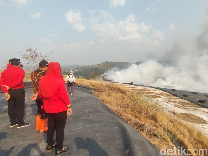 Kebakaran di TPA Jatibarang Semarang, Jumat (6/10/2023) sore.