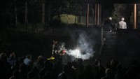 Warga umat Hindu lereng Gunung Lawu mengikuti doa bersama di Candi Cetho, Jenawi, Karanganyar, Jawa Tengah, Kamis (5/10/2023).