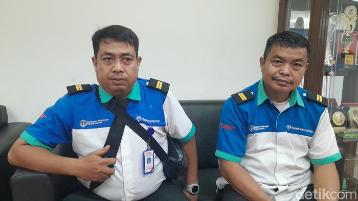 Ketua Forum Komunikasi Driver Transmetro Deli, Puja Mulia (kiri) saat di kantor BPTD (Foto: Nizar Aldi/detikSumut)