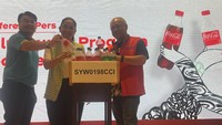 Vice Chairman Of Yayasan Mahija Parahita Nusantara Suharji Gasali, Chief Of Public Affairs Grab Indonesia Tirza Reinata Munusamy dan Direktur Public Affairs, Communications & Sustainability PT Coca-Cola Indonesia Triyono Prijosoesilo secara simbolis meluncurkan program daur ulang ‘Recycle Me’, Jumat (6/10/2023). Coca-Cola menjalin kemitraan dengan Grab, dalam upaya untuk mendukung daur ulang kemasan botol plastik PET bekas pakai oleh konsumen.