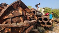 Kurangnya lahan untuk bermain di Ibu Kota menyebabkan banyak anak-anak menggunakan ruang terbuka untuk bermain kendati tidak sesuai dengan peruntukannya.   
