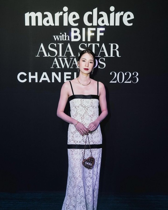 Dalam kesempatan tersebut, ia kembali tampil klasik dan elegan mengenakan gaun bermaterial renda dari Chanel. Foto: Instagram