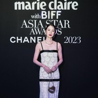 Dalam kesempatan tersebut, ia kembali tampil klasik dan elegan mengenakan gaun bermaterial renda dari Chanel. Foto: Instagram