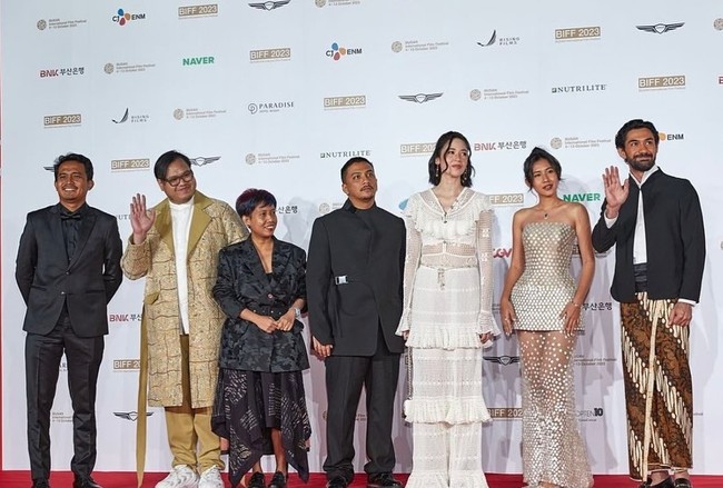 Dalam pembukaan Busan International Film Festival, Laura Basuki juga bersama rekan-rekan pemain dan sutradara 24 Jam Bersama Gaspar. Reza Rahadian dan Shenina pun tak kalah menawan. Foto: Instagram