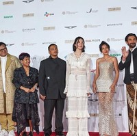 Dalam pembukaan Busan International Film Festival, Laura Basuki juga bersama rekan-rekan pemain dan sutradara 24 Jam Bersama Gaspar. Reza Rahadian dan Shenina pun tak kalah menawan. Foto: Instagram
