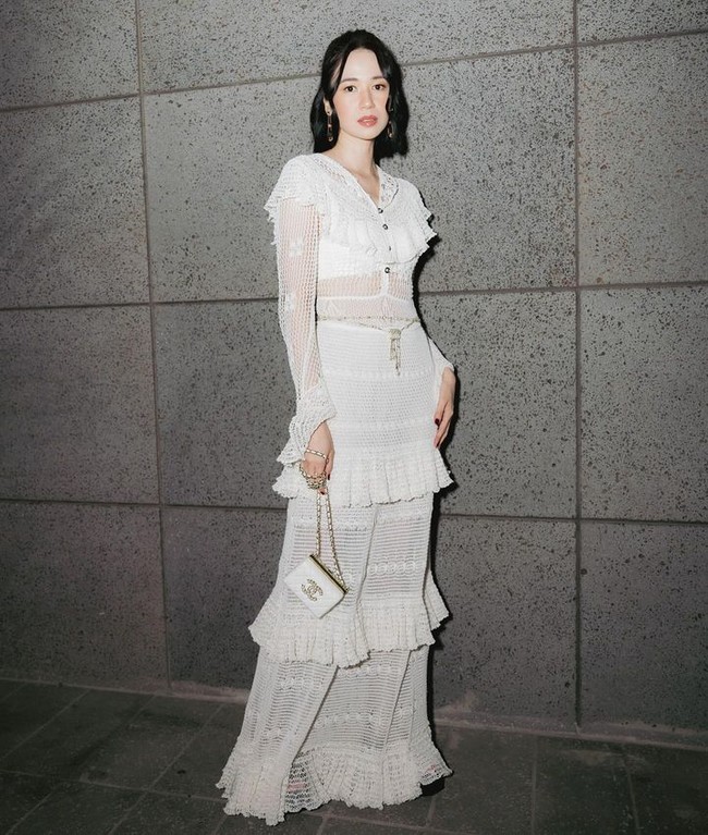 Aktris 35 tahun tersebut tampil elegan mengenakan dress putih berdetail ruffle keluaran Chanel. Penampilannya semakin menawan ketika dilengkapi  perhiasan mewah dari Tiffany and Co. Foto: Instagram