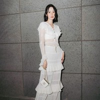 Aktris 35 tahun tersebut tampil elegan mengenakan dress putih berdetail ruffle keluaran Chanel. Penampilannya semakin menawan ketika dilengkapi  perhiasan mewah dari Tiffany and Co. Foto: Instagram