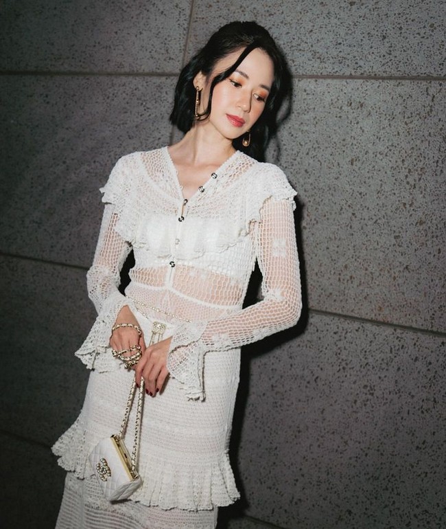 Laura Basuki baru-baru ini menghadiri penayangan filmnya 24 Jam Bersama Gaspar di Festival Film Internasional Busan, Korea Selatan. Ia pun tampil mempesona dengan balutan gaun putih. Foto: Instagram