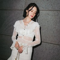 Laura Basuki baru-baru ini menghadiri penayangan filmnya 24 Jam Bersama Gaspar di Festival Film Internasional Busan, Korea Selatan. Ia pun tampil mempesona dengan balutan gaun putih. Foto: Instagram