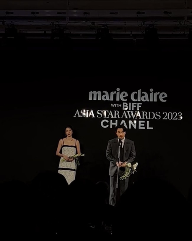 Penampilannya pun jadi sorotan karena sempat sepanggung dengan D.O EXO yang juga menerima penghargaan. Foto: Instagram