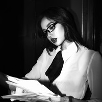 Ada pula gaya seksi Lisa BLACKPINK dengan office look, memakai kemeja tipis yang menerawang, dasi, dan kacamata.Foto: dok. Instagram @lalalalisa_m