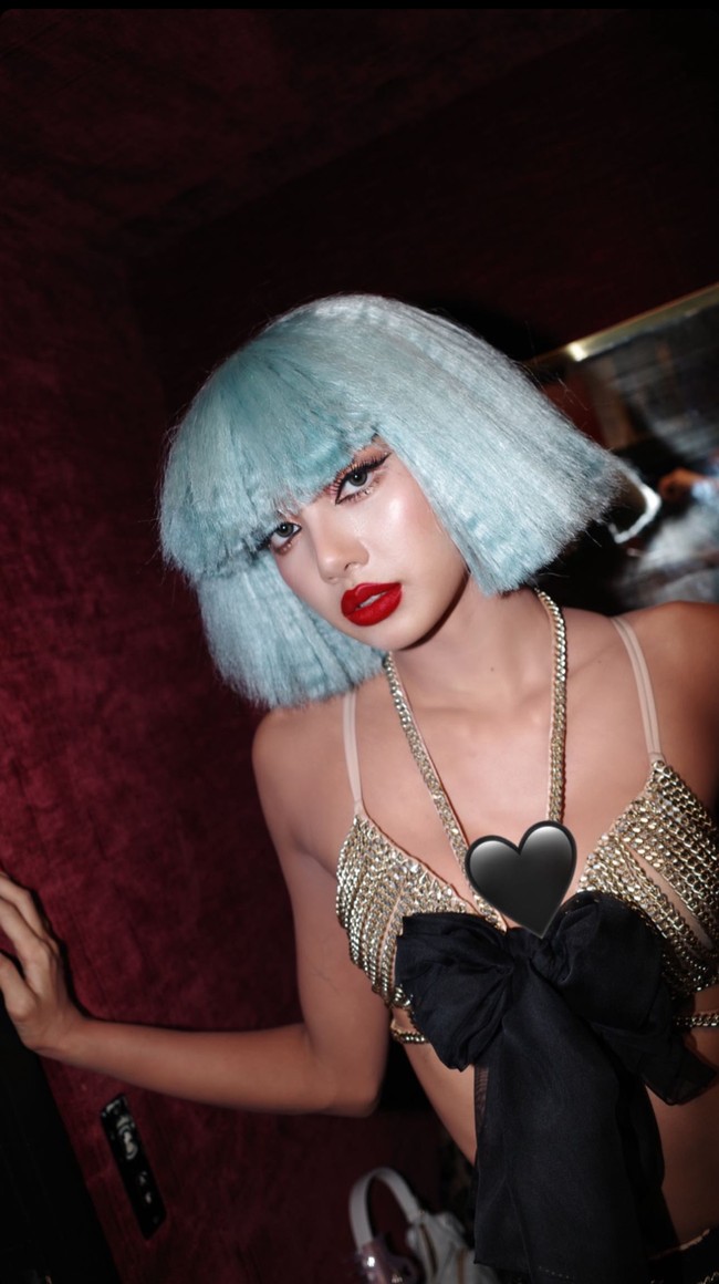 Untuk penampilannya di Crazy Horse Paris, Lisa BLACKPINK merias wajahnya dengan makeup bold dan tambahan wig. Pelantun ‘Money’ itu juga memakai kostum ketat yang mengeksos dada dan bokongnya.Foto: dok. Instagram @lalalalisa_m
