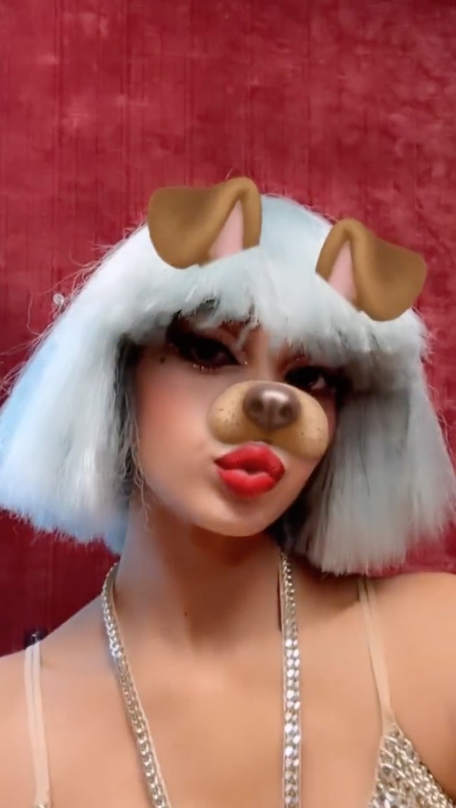 Selama ini, persiapan Lisa BLACKPINK untuk tampil di Crazy Horse Paris dirahasiakan agar tidak tersebar. Dia mulai datang latihan ke sana pada bulan Juli, di tengah kesibukan jadwal tur dunia di Paris.Foto: dok. Instagram @lalalalisa_m