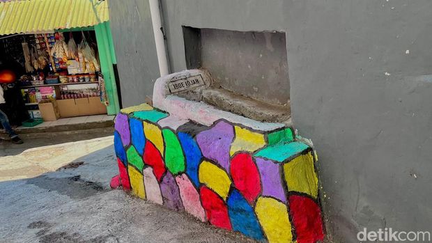 Makam yang menempel di dinding warga di Linggawastu, Bandung