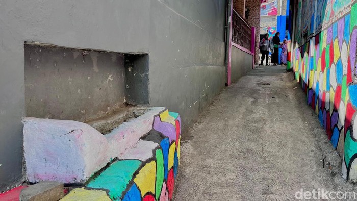 Makam yang menempel di dinding warga di Linggawastu, Bandung