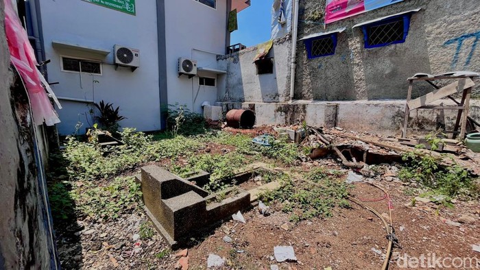 Makam yang menempel di dinding warga di Linggawastu, Bandung