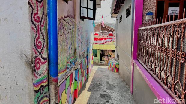 Makam yang menempel di dinding warga di Linggawastu, Bandung