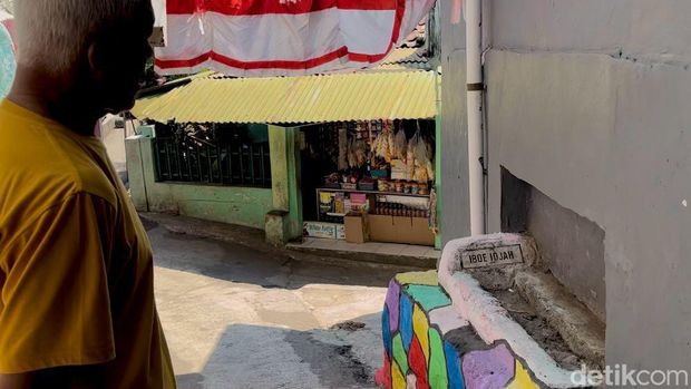 Makam yang menempel di dinding warga di Linggawastu, Bandung