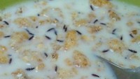 Bersemangat untuk menyantap granola sebagai menu sarapan, netizen ini tak memeriksa kemasannya terlebih dahulu. Setelah dituang, terlihat banyak serangga yang ikut masuk ke mangkuknya. Foto: Bored Panda
